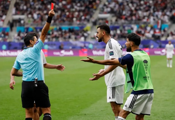 Hussein nhận thẻ vàng thứ hai, thành một thẻ đỏ. Ảnh: Thaier Al-Sudani/ Reuters. Hussein nhận thẻ vàng thứ hai, thành một thẻ đỏ. Ảnh: Thaier Al-Sudani/ Reuters.