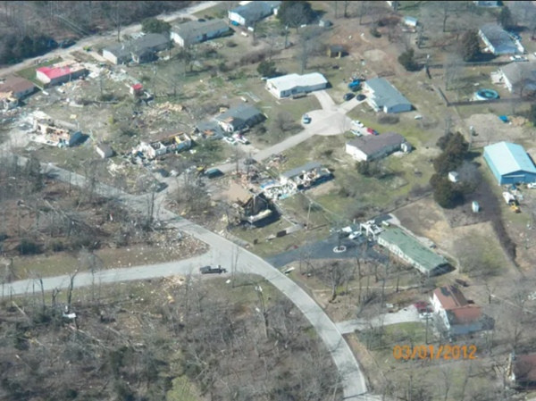 Tình trạng tan hoang do nhiều cơn lốc xoáy vào ngày nhuận 29/2/2012 gây ra ở Missouri (Mỹ) . Ảnh: NWS. Tình trạng tan hoang do nhiều cơn lốc xoáy vào ngày nhuận 29/2/2012 gây ra ở Missouri (Mỹ) . Ảnh: NWS.