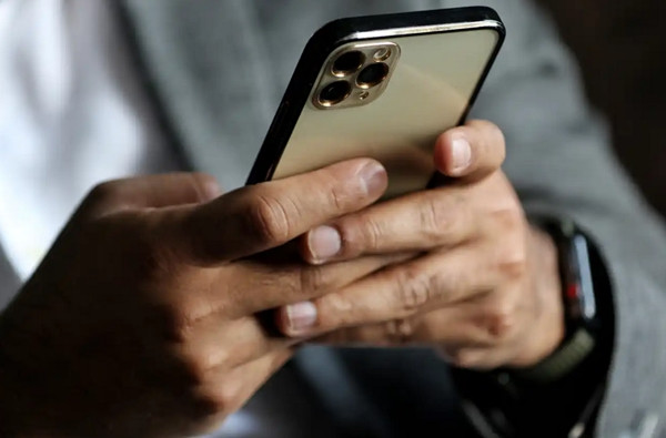 Người đàn ông nghĩ rằng xóa tin nhắn trên iPhone là được rồi. Ảnh minh họa: Getty. Người đàn ông nghĩ rằng xóa tin nhắn trên iPhone là được rồi. Ảnh minh họa: Getty.