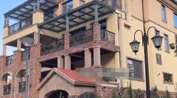 Căn biệt thự mà người cha dẫn con trai tới. Ảnh: Douyin. Căn biệt thự mà người cha dẫn con trai tới. Ảnh: Douyin.