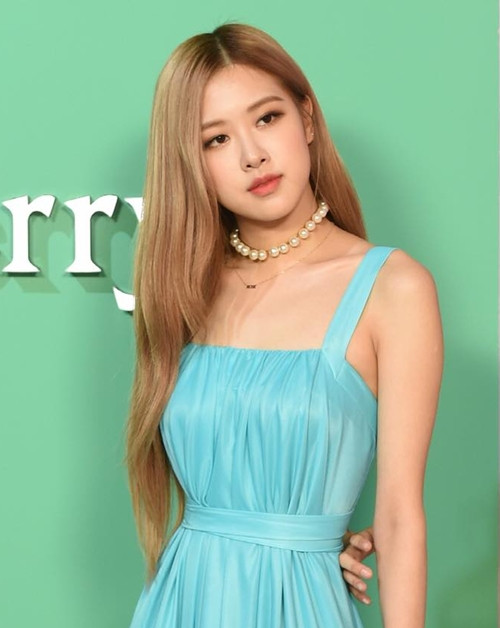 Phụ kiện, trang phục màu ngọc lam được dự báo sẽ thành trend trong năm 2025. Ảnh: Glamour.