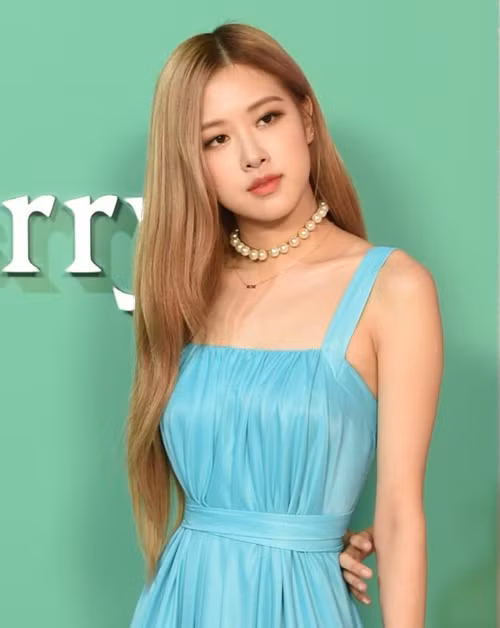 Phụ kiện, trang phục màu ngọc lam được dự báo sẽ thành trend trong năm 2025. Ảnh: Glamour.