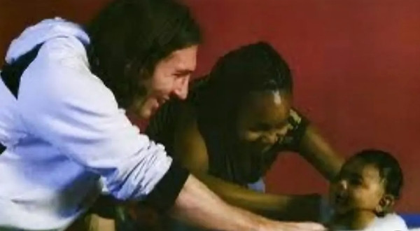 Messi và mẹ của Yamal chơi đùa với Yamal lúc nhỏ. Ảnh: Instagram. Messi và mẹ của Yamal chơi đùa với Yamal lúc nhỏ. Ảnh: Instagram.