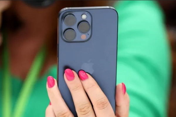 Một phụ nữ người Hong Kong (Trung Quốc) chẳng may bị lấy trộm iPhone 15 khi đi du lịch Nhật Bản. Ảnh minh họa: Getty. Một phụ nữ người Hong Kong (Trung Quốc) chẳng may bị lấy trộm iPhone 15 khi đi du lịch Nhật Bản. Ảnh minh họa: Getty.