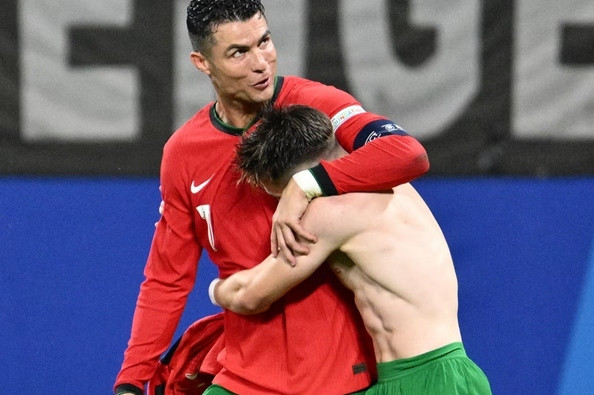 Ronaldo không ghi được bàn nhưng vẫn là một đội trưởng đáng để các cầu thủ khác học hỏi. Ảnh: AFP via Getty.