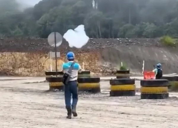 Đám mây bí ẩn rơi từ lưng chừng trời xuống mặt đất. Ảnh: Update Info.