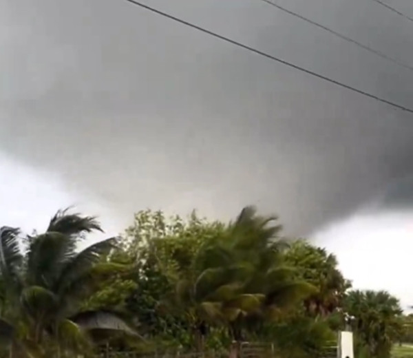 Lốc xoáy ở thành phố Fort Myers (bang Florida) trước khi bão Milton đổ bộ. Ảnh: The Informant. Lốc xoáy ở thành phố Fort Myers (bang Florida) trước khi bão Milton đổ bộ. Ảnh: The Informant.
