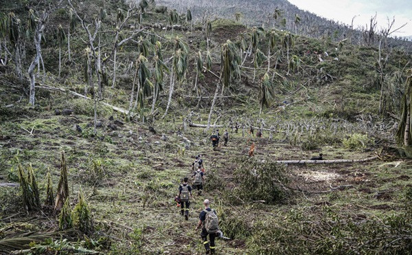 Nhân viên cứu hộ cũng không dễ tiếp cận những vùng bị bão tàn phá ở Mayotte. Ảnh: Bộ Nội vụ Pháp/ AP.