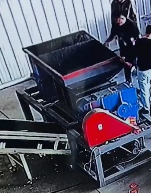 Chiếc máy cắt vụn ảnh phải làm việc liên tục. Ảnh: Weibo. Chiếc máy cắt vụn ảnh phải làm việc liên tục. Ảnh: Weibo.