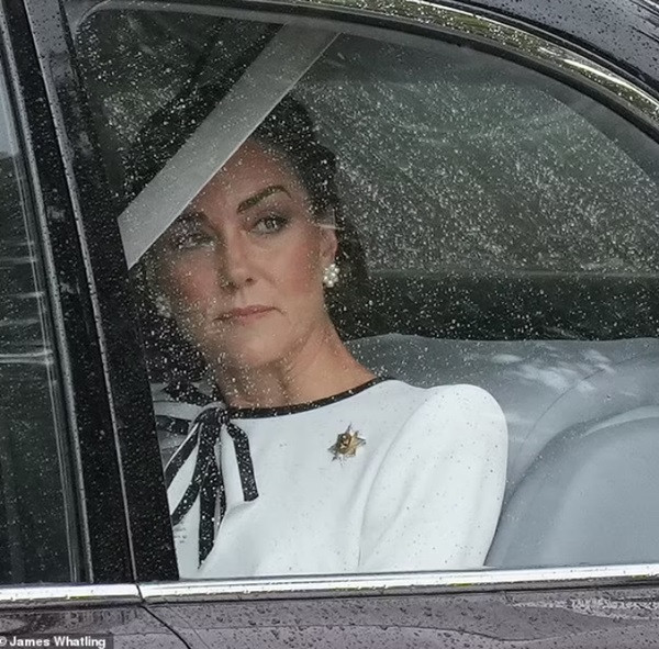 Công chúng ở Anh viết rằng Kate trông rất xinh đẹp, nhưng gầy và có ánh mắt hơi buồn. Ảnh: James Whatling. Công chúng ở Anh viết rằng Kate trông rất xinh đẹp, nhưng gầy và có ánh mắt hơi buồn. Ảnh: James Whatling.