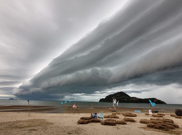 Đây là mây cung dạng mây thềm, cũng ở Thái Lan. Nguồn: Huahin Today. Đây là mây cung dạng mây thềm, cũng ở Thái Lan. Nguồn: Huahin Today.