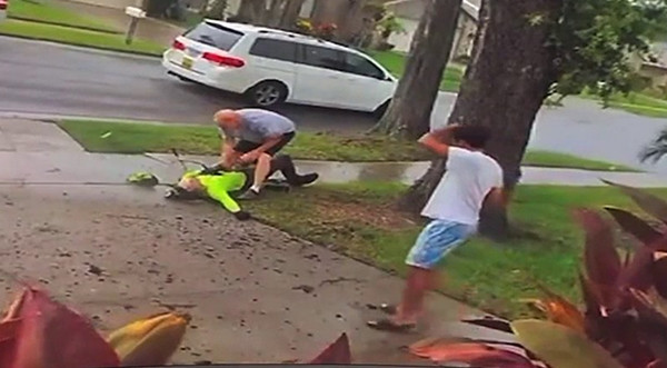 Khoảnh khắc Sharkey ngã ra đất và mấy người hàng xóm chạy tới giúp. Ảnh: Angelina Tolber/ FOX 35 Orlando.