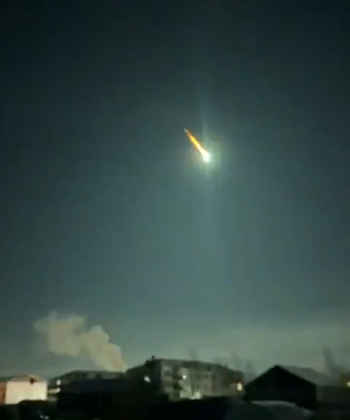 Tiểu hành tinh này khá nhỏ, kích thước chỉ khoảng 70 cm, nhưng vẫn biến thành một quả cầu lửa sáng rực khi đi vào bầu khí quyển Trái Đất. Ảnh: Sakha Republic Ministry Of Internal Affairs.