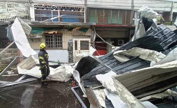 Gió to của bão Kong-rey xé toạc mái nhà ở huyện Hoa Liên (Đài Loan, Trung Quốc) vào ngày 31/10. Ảnh: Sở Cứu hỏa Huyện Hoa Liên/ AP. Gió to của bão Kong-rey xé toạc mái nhà ở huyện Hoa Liên (Đài Loan, Trung Quốc) vào ngày 31/10. Ảnh: Sở Cứu hỏa Huyện Hoa Liên/ AP.