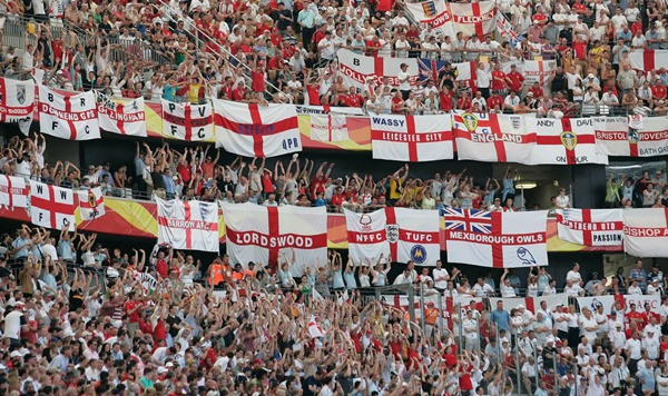 CĐV trong một trận đấu của đội tuyển Anh. Ảnh: Dan Chung/ The Guardian.