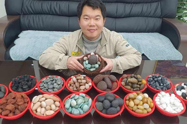 Một người bán "đá thú cưng". Ảnh: WSJ.