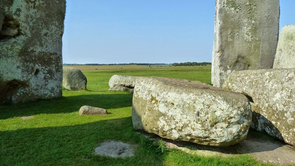 Đá Bệ thờ ở trung tâm của bãi đá Stonehenge. Ảnh: The Stones Of Stonehenge.