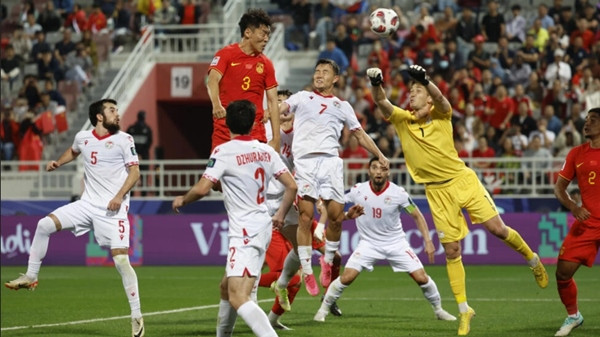 Zhu Chenjie của ĐT Trung Quốc bật cao đánh đầu, đưa bóng vào lưới ĐT Tajikistan. Ảnh: KARIM JAAFAR/ AFP. Zhu Chenjie của ĐT Trung Quốc bật cao đánh đầu, đưa bóng vào lưới ĐT Tajikistan. Ảnh: KARIM JAAFAR/ AFP.