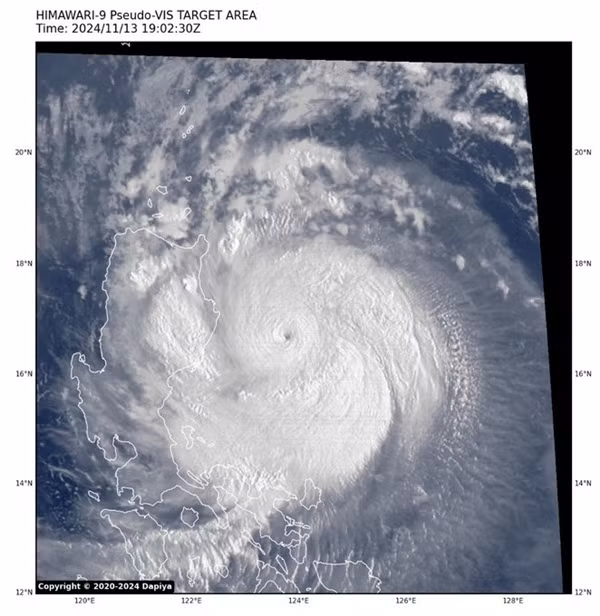 Siêu bão Usagi có mắt siêu bé. Ảnh: Himawari-9