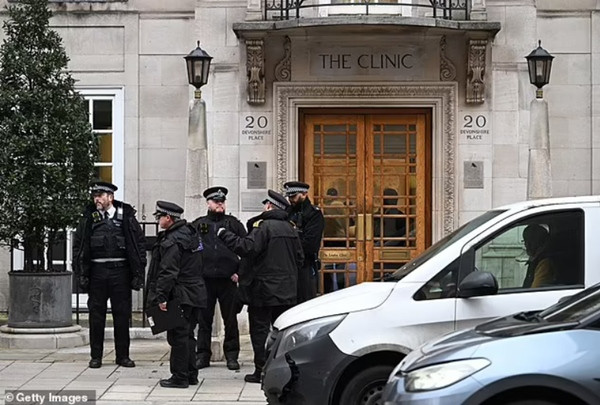 Cảnh sát trước cửa bệnh viện nơi Công nương Kate phẫu thuật. Ảnh chụp ngày 17/1. Ảnh: Getty.