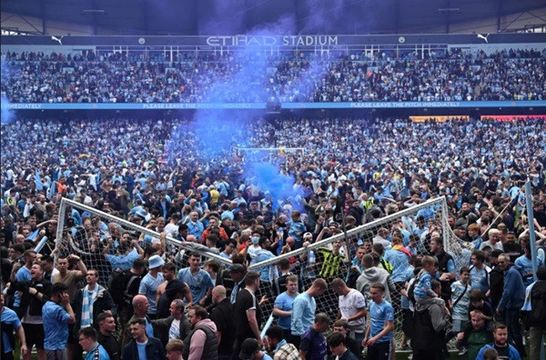 Các fan bóng đá ở Anh có thể trở nên rất khó kiểm soát, trong ảnh là một lần các fan của CLB Manchester City tràn vào sân sau trận đấu. Ảnh: AFP via Getty.