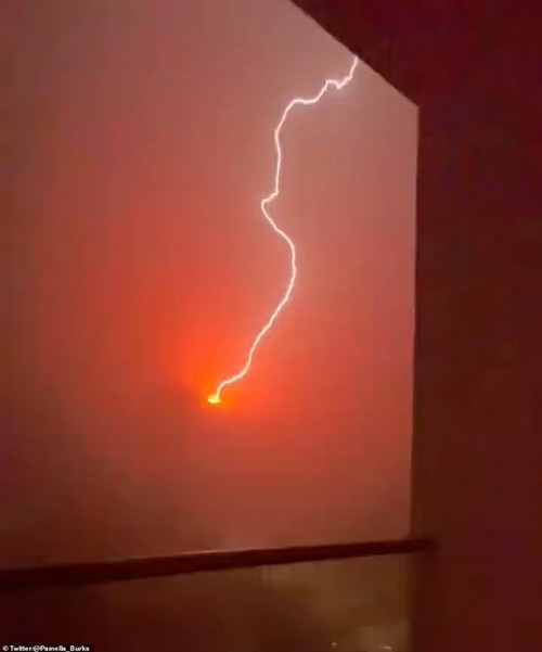 Sét đánh ở thành phố Cancun (Mexico) khi bão Milton đi gần. Ảnh: Pamella Burks. Sét đánh ở thành phố Cancun (Mexico) khi bão Milton đi gần. Ảnh: Pamella Burks.