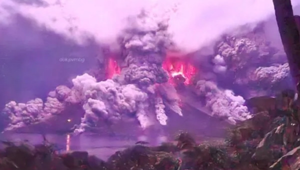 Sét và lửa lóe lên ở khu vực núi Ruang suốt nhiều tiếng kể từ lúc núi lửa bắt đầu phun trào. Ảnh: PVMBG.