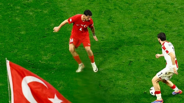 Áo số 4 nhưng quần số 14, đúng là khiến đối phương hoa cả mắt. Ảnh: The Sun. Áo số 4 nhưng quần số 14, đúng là khiến đối phương hoa cả mắt. Ảnh: The Sun.