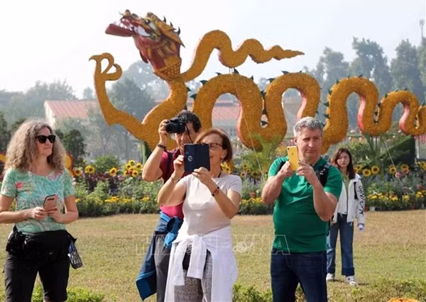 Du khách nước ngoài đều thấy con người và môi trường ở Việt Nam rất thân thiện. Ảnh: VNA.