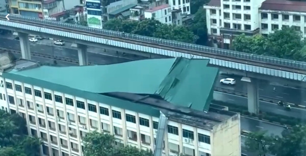 Một khu nhà tại Thượng Đình, Thanh Xuân (Hà Nội) bị gió thổi tốc mái trong bão Yagi. Ảnh: Facebook.