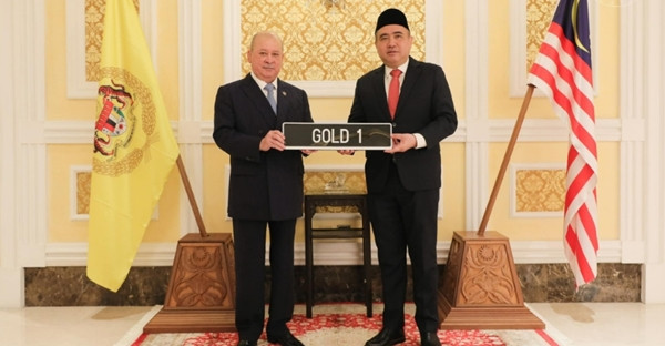 Quốc vương Malaysia (bên trái) có một biển số đẹp nữa trong bộ sưu tập biển số xe ô tô của mình. Ảnh: Facebook.