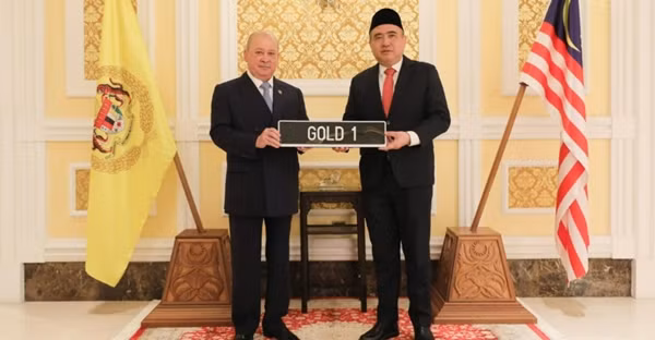 Quốc vương Malaysia (bên trái) có một biển số đẹp nữa trong bộ sưu tập biển số xe ô tô của mình. Ảnh: Facebook.