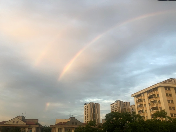 Cầu vồng kép trên bầu trời Hà Nội vào chiều tối thứ Hai, 1/7. Ảnh: Hoa Học Trò.