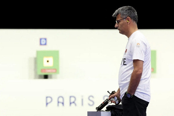 Xạ thủ Yusuf Dikec (Thổ Nhĩ Kỳ) ở Olympics Paris. Ảnh: AFP via Getty. Xạ thủ Yusuf Dikec (Thổ Nhĩ Kỳ) ở Olympics Paris. Ảnh: AFP via Getty.