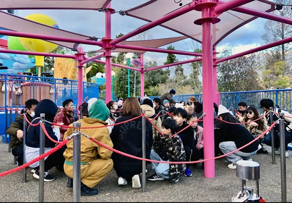 Khách tham quan ngồi tại chỗ và không làm ồn ở Universal Studios tại Osaka khi thấy có động đất. Ảnh: Kyodo via Reuters. Khách tham quan ngồi tại chỗ và không làm ồn ở Universal Studios tại Osaka khi thấy có động đất. Ảnh: Kyodo via Reuters.