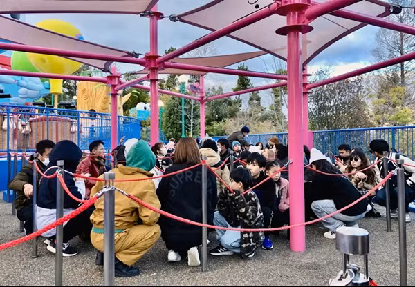 Khách tham quan ngồi tại chỗ và không làm ồn ở Universal Studios tại Osaka khi thấy có động đất. Ảnh: Kyodo via Reuters. Khách tham quan ngồi tại chỗ và không làm ồn ở Universal Studios tại Osaka khi thấy có động đất. Ảnh: Kyodo via Reuters.