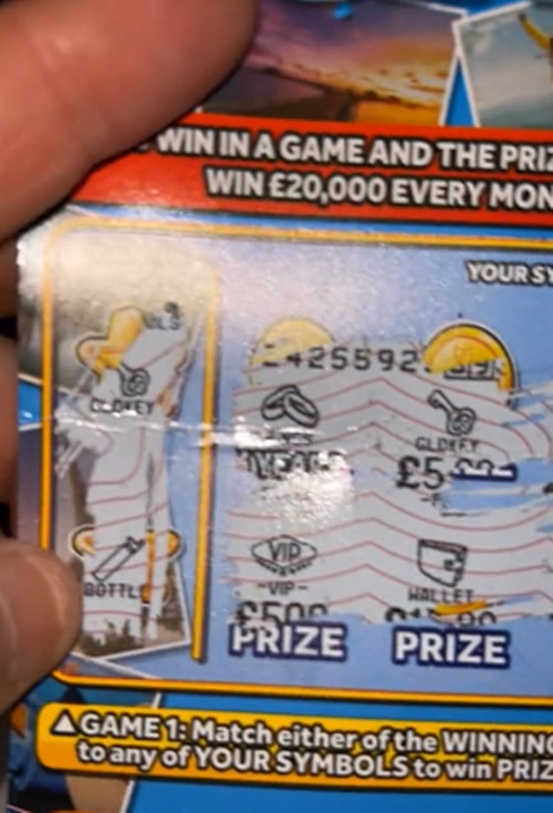 Tờ vé số cào mà em mèo Monkey mang về cho chủ. Ảnh: Megan Christian. Tờ vé số cào mà em mèo Monkey mang về cho chủ. Ảnh: Megan Christian.