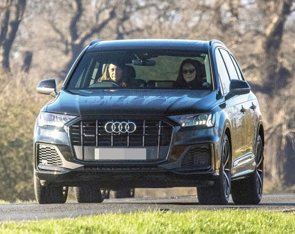 Hình ảnh Kate và mẹ của cô vào ngày hôm qua, 4/3. Ảnh: Backgrid.