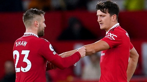 Maguire và Shaw. Ảnh: beIN Sports.