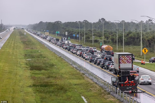 Kẹt xe nhiều km khi người dân ở Florida (Mỹ) đi sơ tán trước thời điểm bão Milton đổ bộ. Ảnh: EPA. Kẹt xe nhiều km khi người dân ở Florida (Mỹ) đi sơ tán trước thời điểm bão Milton đổ bộ. Ảnh: EPA.