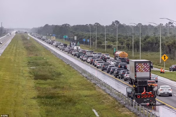 Kẹt xe nhiều km khi người dân ở Florida (Mỹ) đi sơ tán trước thời điểm bão Milton đổ bộ. Ảnh: EPA.