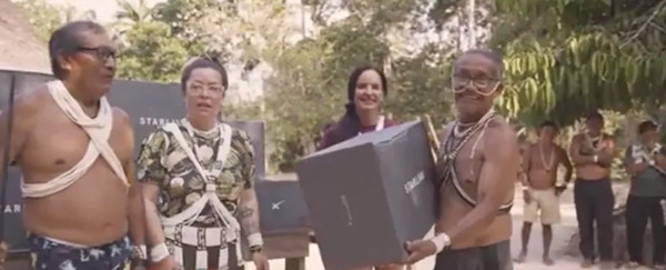 Người dân ở bộ lạc này đã rất vui mừng khi lần đầu tiên được kết nối Internet. Ảnh: NAVI GLOBAL/ Starlink in the Amazon Forest.