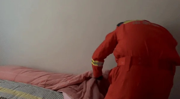 Người lính cứu hỏa cũng buồn cười khi thấy thanh niên bị mắc kẹt trong chăn. Ảnh: Douyin. Người lính cứu hỏa cũng buồn cười khi thấy thanh niên bị mắc kẹt trong chăn. Ảnh: Douyin.