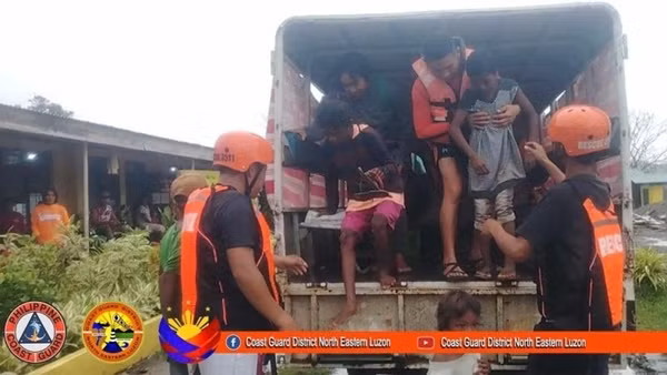 Lực lượng Phòng vệ Biển Philippines giúp sơ tán người dân ở tỉnh Cagayan vào sáng 14/11, trước khi siêu bão Usagi đổ bộ. Ảnh: Lực lượng Phòng vệ Biển Philippines/ AFP.