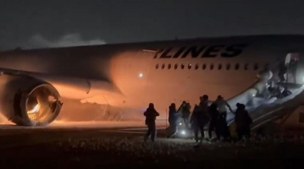 Hành khách được sơ tán rất nhanh khỏi máy bay bốc cháy. Ảnh: Sky News. Hành khách được sơ tán rất nhanh khỏi máy bay bốc cháy. Ảnh: Sky News.