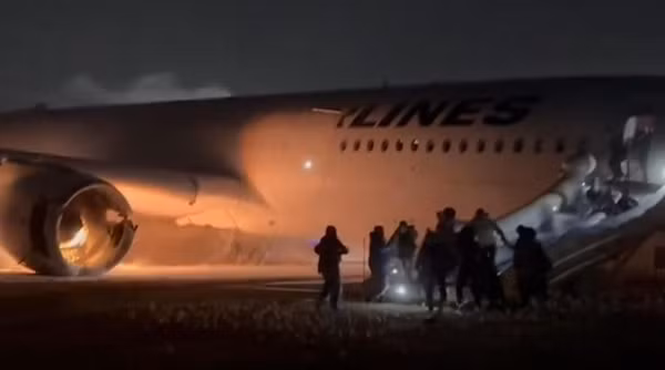 Hành khách được sơ tán rất nhanh khỏi máy bay bốc cháy. Ảnh: Sky News.
