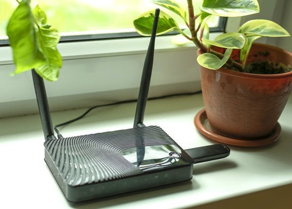 Đặt đầu phát WiFi gần cửa sổ có thể khiến nó bị nóng lên nhanh, thậm chí bị ánh nắng trực tiếp chiếu vào. Ảnh: Getty.
