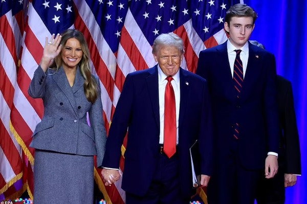 Barron Trump đứng cùng bố mẹ trong buổi tuyên bố chiến thắng của ông Donald Trump. Ảnh: EPA. Barron Trump đứng cùng bố mẹ trong buổi tuyên bố chiến thắng của ông Donald Trump. Ảnh: EPA.
