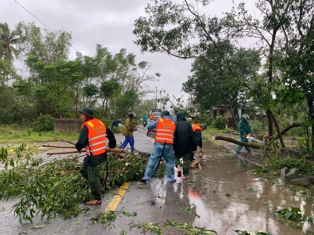 Lực lượng chức năng hỗ trợ khắc phục hậu quả sau bão Trà Mi ở miền Trung nước ta. Ảnh: TPO. Lực lượng chức năng hỗ trợ khắc phục hậu quả sau bão Trà Mi ở miền Trung nước ta. Ảnh: TPO.