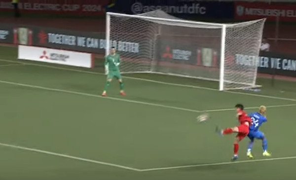 Tình huống va chạm trước khi bóng được đưa vào vòng 16m50, có thể khiến tổ VAR phải xem kỹ. Ảnh: FPT/ YouTube. Tình huống va chạm trước khi bóng được đưa vào vòng 16m50, có thể khiến tổ VAR phải xem kỹ. Ảnh: FPT/ YouTube.